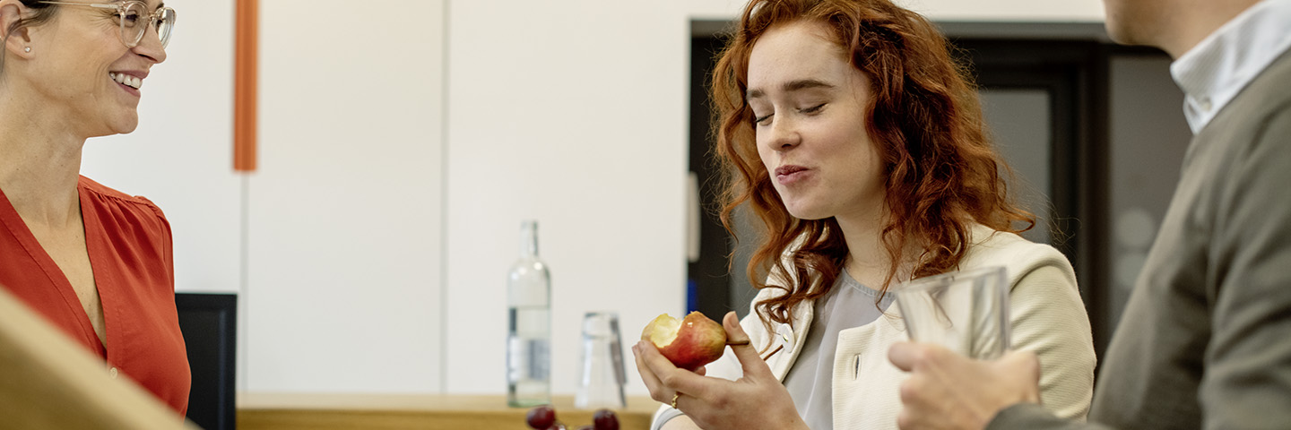 Betriebliche Gesundheit soll Gesundheitsressourcen aufbauen und Belastungen abbauen. Ein Arbeitnehmer ernährt sich gesund