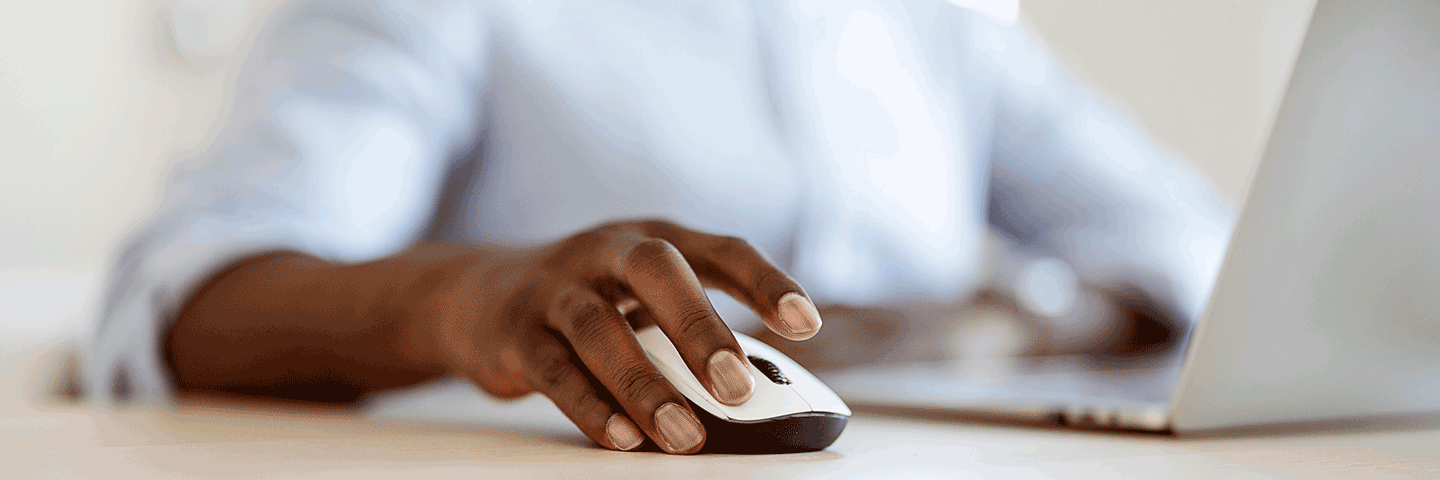 SV-E-Paper und Broschüren der AOK Nahansicht einer Hand, die eine Computermouse führt.