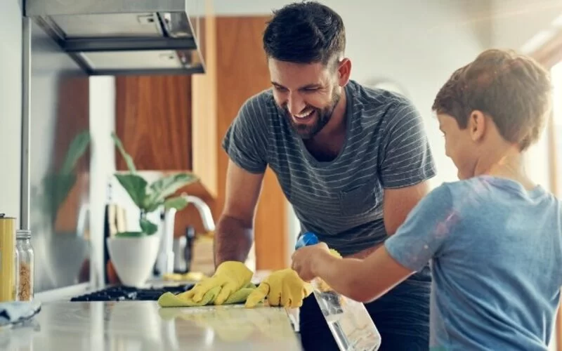 Mann und Kind putzen mit nachhaltigen Putzmitteln.