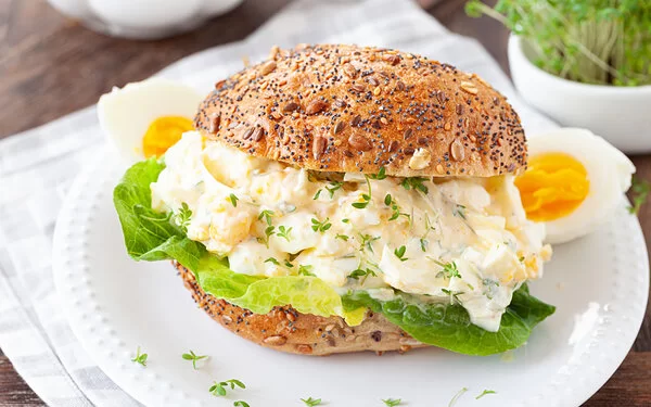 Brötchen mit Eiersalat aus vielen Eiern.