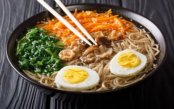 Ramen-Suppe, ein ideales Rezept mit Eiern als Hauptspeise.